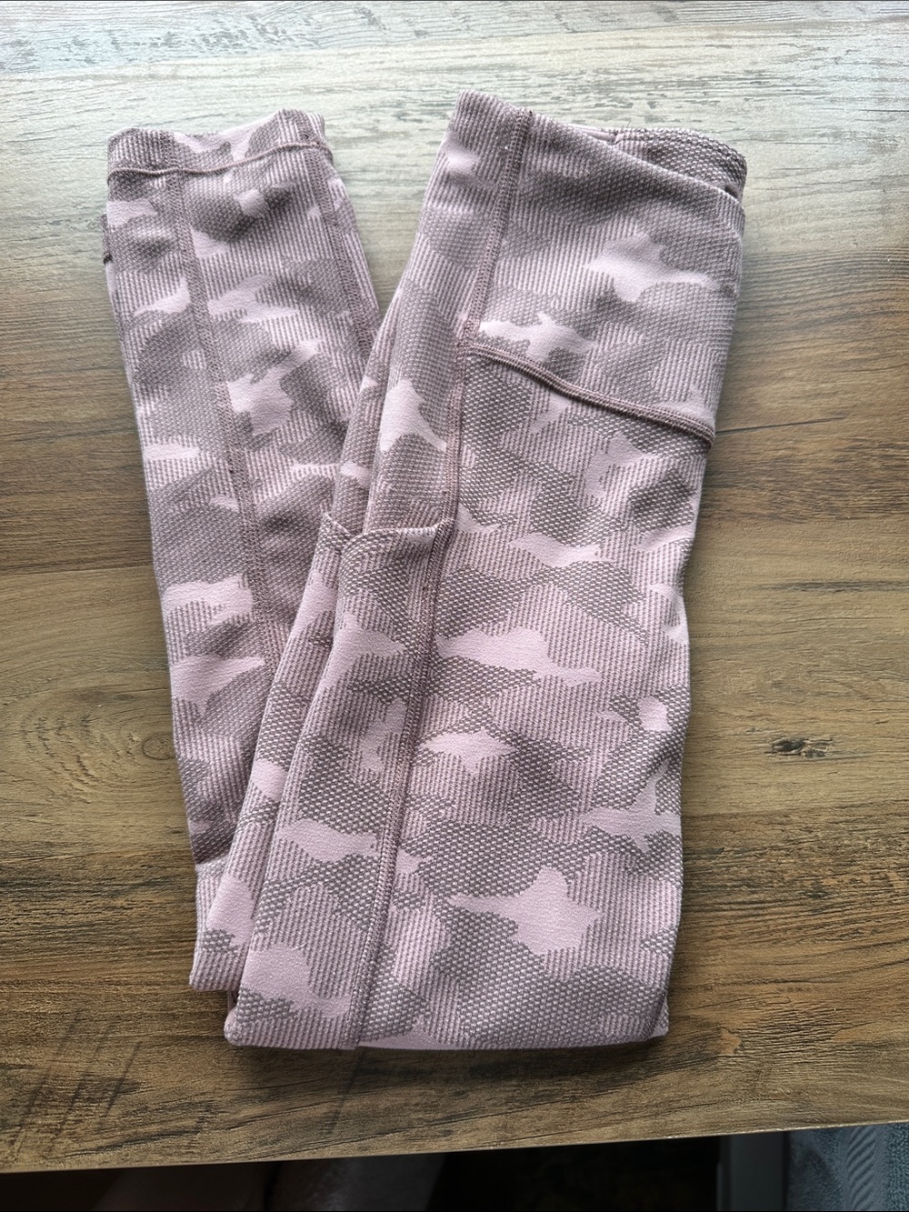 Athleta Ultimate Stash Pocket Texture Camo Capri in XXS Pink Mauve